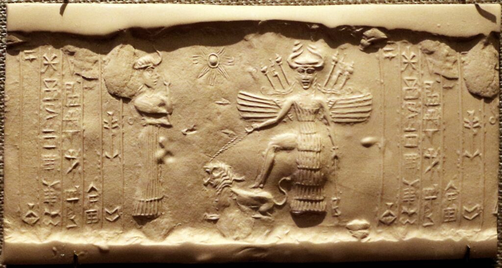 Deusa Inana num selo acadiano de mais de 2 mil anos antes de Cristo. Ela está equipada com armas nas costas, tem um capacete com chifres e está pisando em um leão.