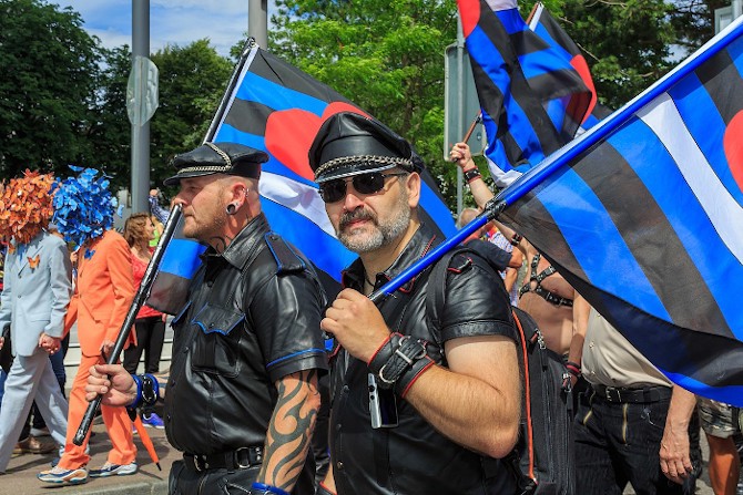 Dois homens da comunidade Leather na Parada LGBT de Colônia, na Alemanha.