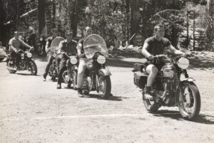 Fotografia da década de 1950 contendo cinco motociclistas do moto clube Satyrs.