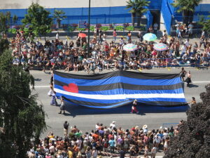 Bandeira do orgulho do couro na Parada do Orgulho LGBT de Vancouver.